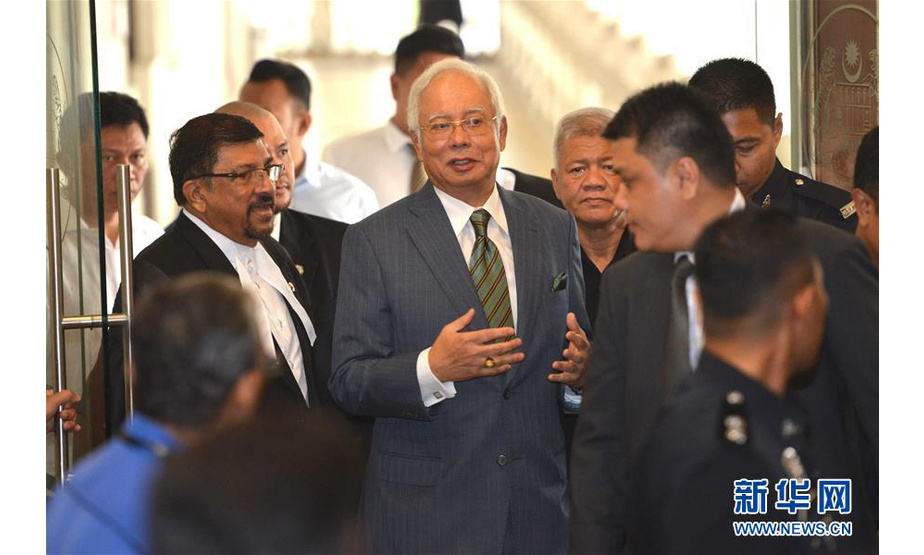 8月8日，在马来西亚吉隆坡，马来西亚前总理纳吉布（中）抵达法院。马来西亚前总理纳吉布8日再次被检方指控3项涉及洗钱的新罪名。新华社发（张纹综摄）