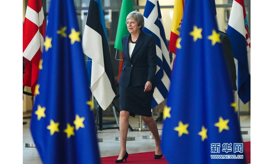 10月17日，在比利时布鲁塞尔的欧盟总部，英国首相特雷莎·梅出席欧盟秋季峰会。 2018年欧盟秋季峰会于17日和18日在布鲁塞尔召开，英国脱欧、欧盟改革和移民问题将是峰会讨论重点。 新华社记者 郑焕松 摄