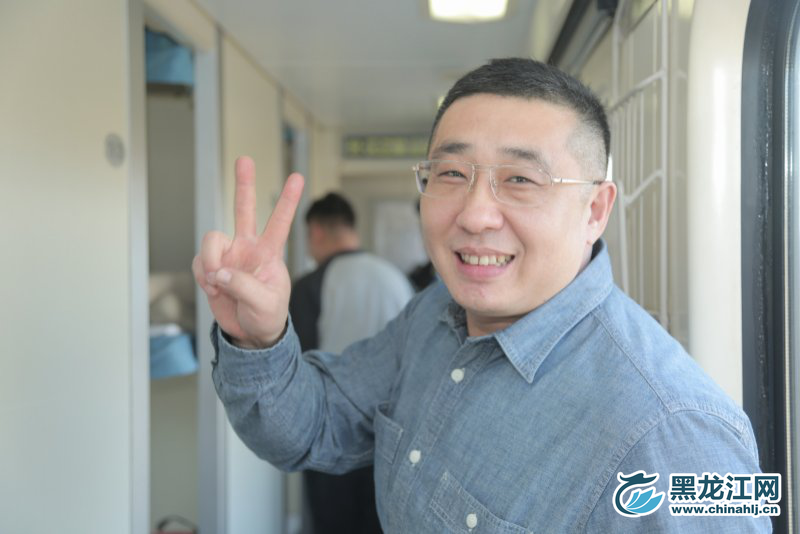 剪刀手什么的并不弱爆，不由自主的比划出的就是流行的。 石启立 摄