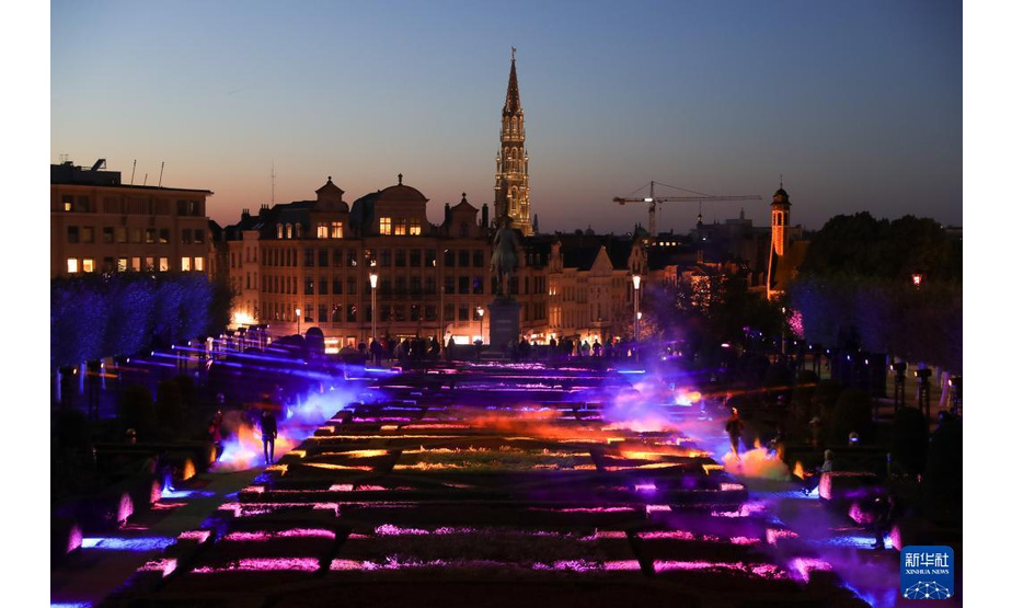10月28日，人们在比利时布鲁塞尔体验灯光节上的声光秀。

　　当日，为期十天的布鲁塞尔灯光节开幕，散布城中的十多处大型灯光艺术作品吸引观众体验光影魅力。

　　新华社记者郑焕松摄