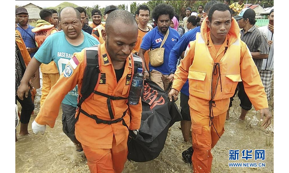 3月17日，在印度尼西亚巴布亚省森塔尼，搜救人员搬运一具遇难者遗体。印度尼西亚抗灾署17日说，印尼东部巴布亚省16日晚发生的洪涝灾害已导致42人死亡、21人受伤。新华社发