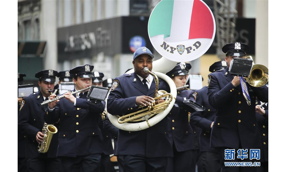 10月8日，在美国纽约曼哈顿第五大道，纽约警察乐队参加哥伦布日游行。 新华社记者王迎摄