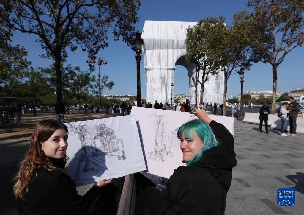 9月21日，艺术院校的学生在法国巴黎“被包裹的凯旋门”前写生。

　　“被包裹的凯旋门”是保加利亚已故艺术家赫里斯托和妻子让娜-克洛德的遗作。根据他们的构思，巴黎地标建筑凯旋门被可回收的织物包裹起来。目前，凯旋门已被2.5万平方米蓝银色可回收织物“包裹”，并用3000米红绳固定。“被包裹的凯旋门”艺术展于18日正式向公众开放，10月3日结束。新华社记者高静摄