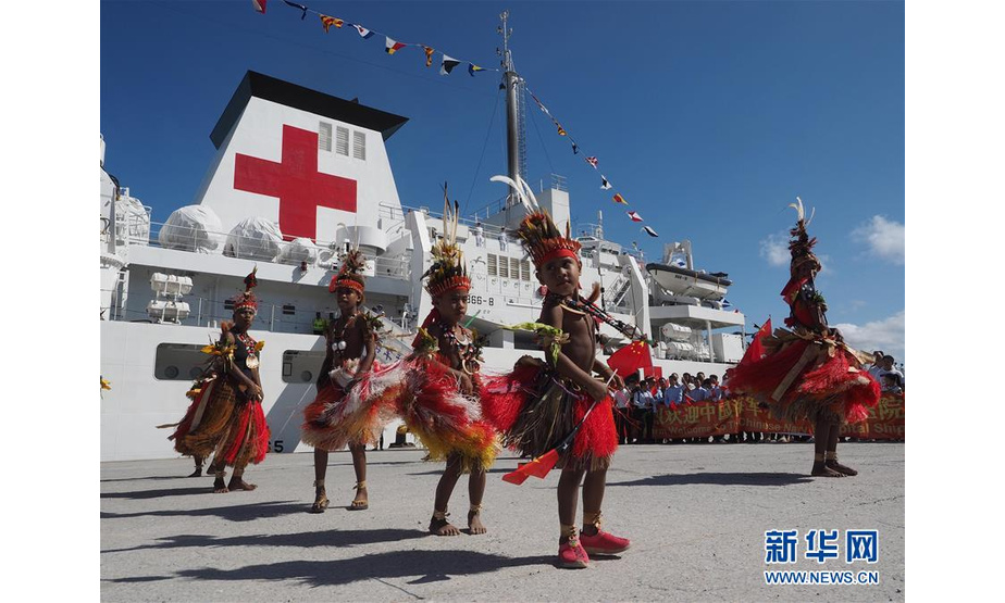 7月11日，在巴布亚新几内亚首都莫尔兹比港，当地民众跳起传统舞蹈，欢迎中国海军和平方舟医院船。执行“和谐使命－2018”任务的中国海军和平方舟医院船11日驶抵莫尔兹比港，开始对巴新进行为期8天的友好访问并提供人道主义医疗服务。11月15日至21日，习近平主席将对巴布亚新几内亚、文莱、菲律宾进行国事访问，并在巴新同建交太平洋岛国领导人会晤。其间，习近平主席将于11月17日至18日出席在巴新莫尔兹比港举行的亚太经合组织（APEC）第二十六次领导人非正式会议。

　　夯实周边友好，深化南南合作；推进“一带一路”建设，推动亚太经济一体化进程。无论国际风云如何变幻，中国一如既往为世界贡献开放包容、合作共赢的正能量。新华社发（江山 摄）