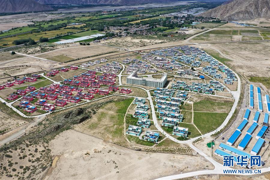 　　鸟瞰四季吉祥村（8月8日无人机拍摄）。新华社记者 普布扎西 摄

