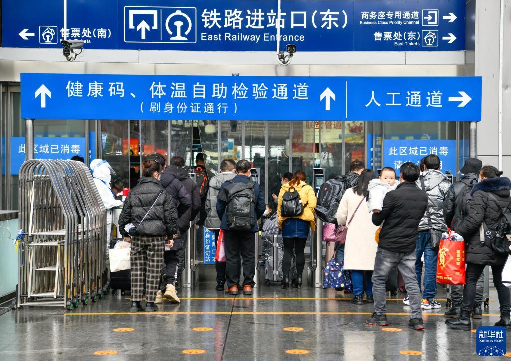 2月16日,旅客在贵州省贵阳北站进站乘车.