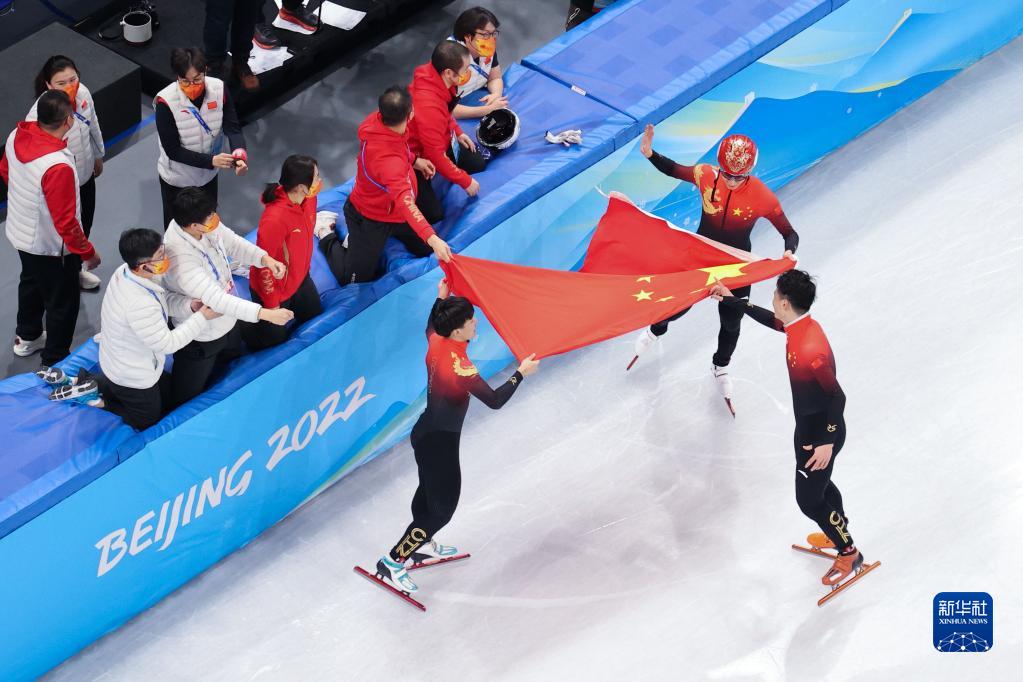 2月7日，中国队在比赛后庆祝。

　　当日，在首都体育馆举行的北京2022年冬奥会短道速滑项目男子1000米决赛中，中国选手任子威夺得冠军。

　　新华社记者 徐子鉴 摄