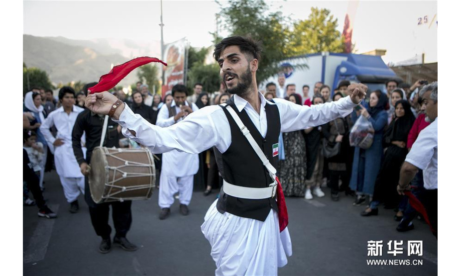 8月17日，在伊朗德黑兰，身着传统服饰的村民在第四届德黑兰传统游牧文化展上表演。 新华社发（艾哈迈德·哈拉比萨斯摄）