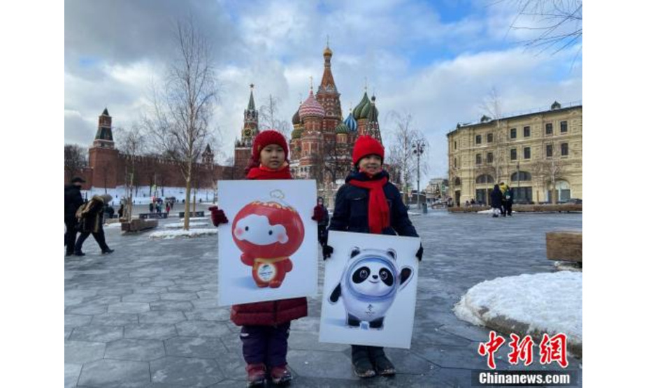 当地时间1月16日，莫斯科华侨华人和部分留学生代表，以及莫斯科当地的太极拳运动爱好者，在莫斯科红场附近的扎里亚季耶公园举办庆祝活动，表达对即将来临的北京冬奥会的热切期盼和支持，为冬奥健儿加油助威。