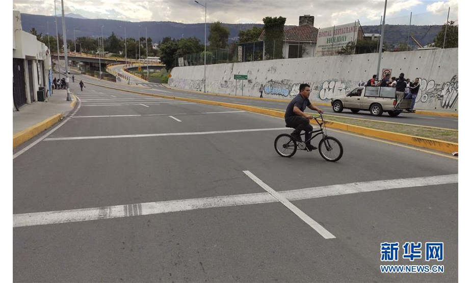 这是10月12日在厄瓜多尔首都基多拍摄的街景（手机拍摄）。 新华社发（圣地亚哥·阿马斯 摄）