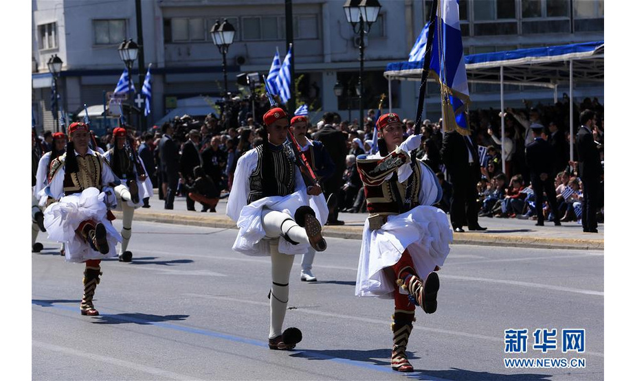 3月25日，在希腊首都雅典，国民卫队士兵参加独立日阅兵。 当日，希腊举行独立日阅兵，纪念希腊1821年开始的反抗奥斯曼帝国统治的独立战争。 新华社发（马里奥斯·罗洛斯摄）