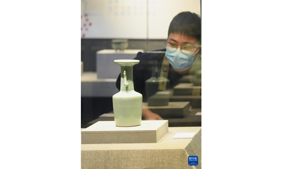 9月14日，观众在参观浙江松阳博物馆馆藏的国家一级文物南宋龙泉青瓷凤耳瓶。