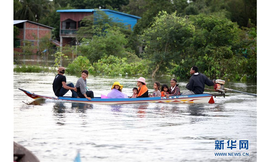 10月21日，柬埔寨班迭棉吉省的受灾群众坐在救生艇上。 柬埔寨首相洪森21日在柬西北部班迭棉吉省表示，近期洪灾已导致柬34人丧生。柬埔寨国家灾难管理委员会19日说，雨季暴雨加上热带风暴带来的洪灾已影响到柬19个省和直辖市，逾31万人受灾，超过7.3万栋房屋、29万公顷农田被淹，政府已出动军队等开展抗洪救灾、帮助民众撤离，已有3.7万余人被疏散。 新华社发（李莱 摄）