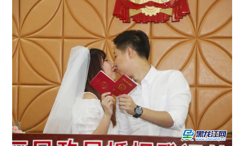 黑龙江网5月20日讯 （记者 石启立 薛静）今天，记者在哈尔滨市南岗区民政局看到，很多情侣选在“520”表白日领证，正式步入婚姻殿堂。据统计，截止下午3点，在南岗民政局已有200对新人登记结婚。