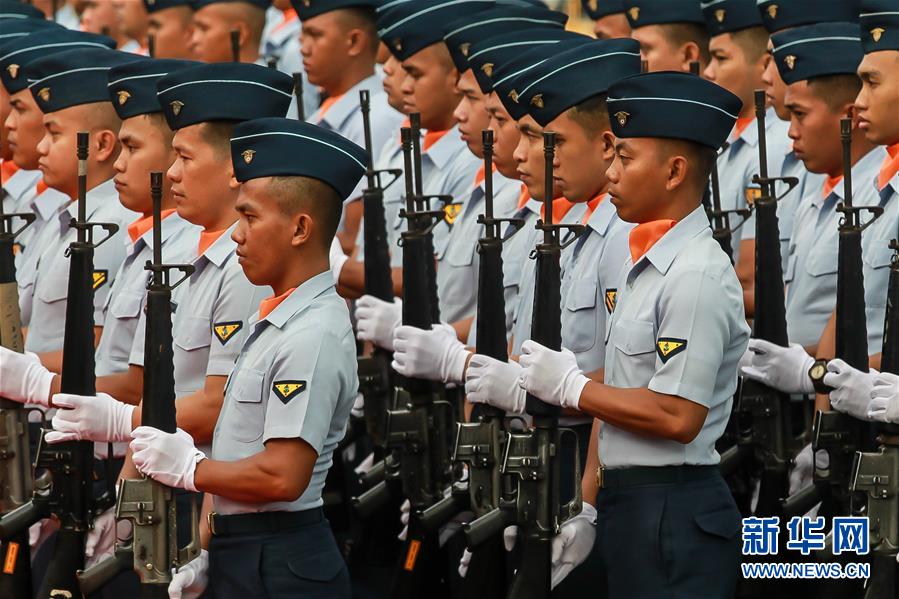 14日上午靠泊在菲律宾马尼拉港15号码头。这是中国海警舰艇首次访问菲律宾。