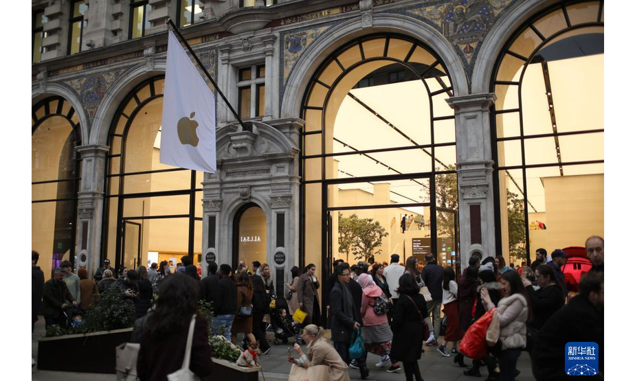 这是11月13日在英国伦敦拍摄的一家苹果专卖店。

　　今年年初以来，全球半导体短缺现象日益突出。

　　新华社发（蒂姆·爱尔兰摄）