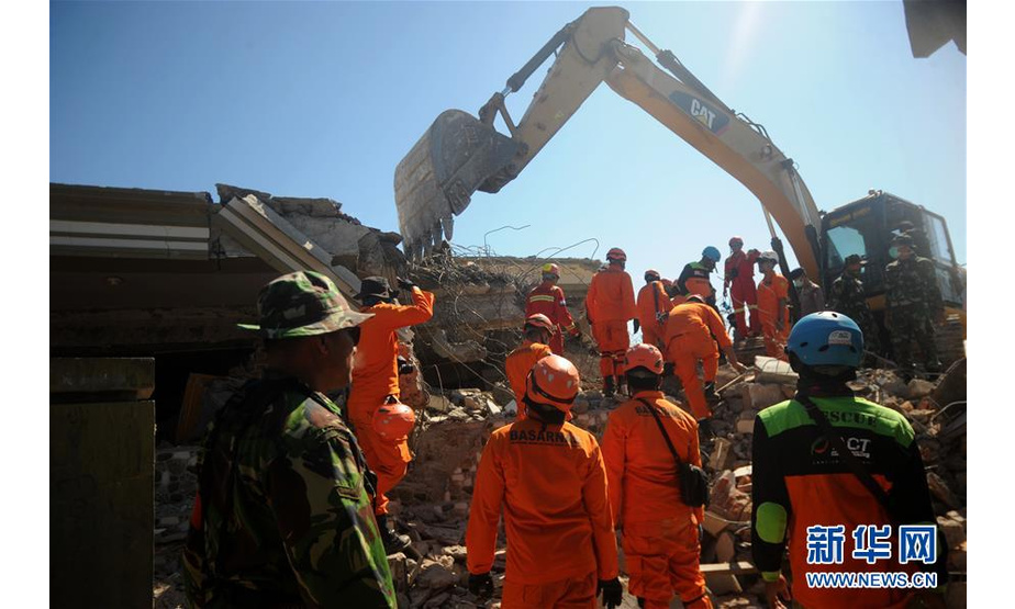 8月8日，在印度尼西亚龙目岛，救援人员在地震灾区搜救。新华社发（阿贡摄）