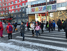 “新政”带来新困扰 家长请假送孩子