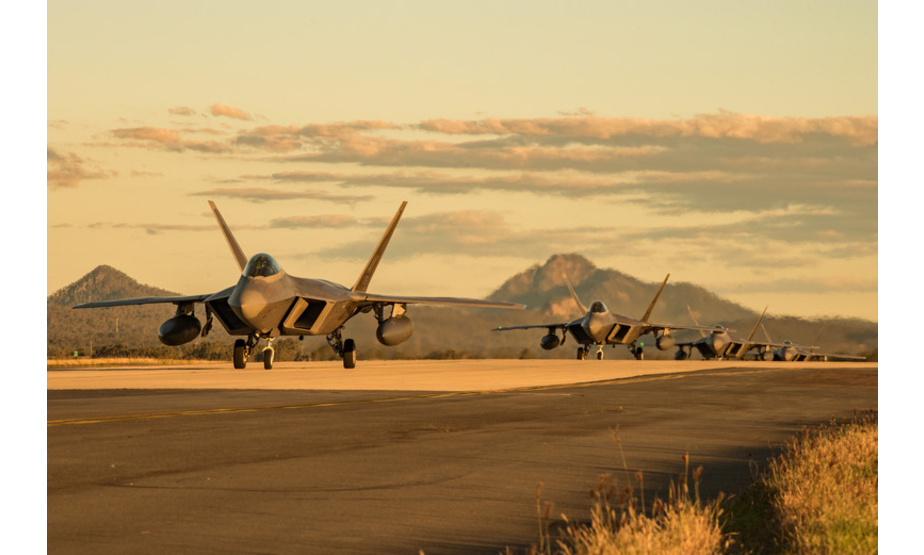 7月11日，4架美国空军F-22A“猛禽”战斗机返回了位于阿拉斯加州的埃尔门多夫-理查森联合基地。据报道，这批F-22A来自第90战斗机中队，刚参加完7月9日在澳大利亚安伯利皇家空军基地举行的“护身军刀-19”军事演习。这场长达一个月的演习包括了美国和澳大利亚的军队，旨在强化战斗训练，提高互相协同能力。