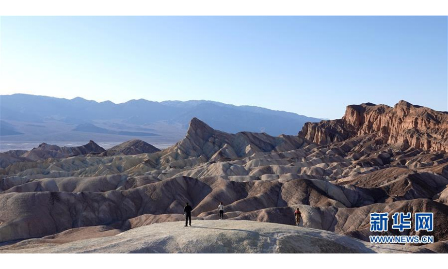 1月11日，游客在美国加利福尼亚州死亡谷观赏风景。 位于美国加州东部的死亡谷属于莫哈韦沙漠的一部分，是美国最大、也是最干旱的国家公园。死亡谷恶水盆地附近的地势低于海平面约86米，为北美洲最低点。 新华社记者 吴晓凌 摄