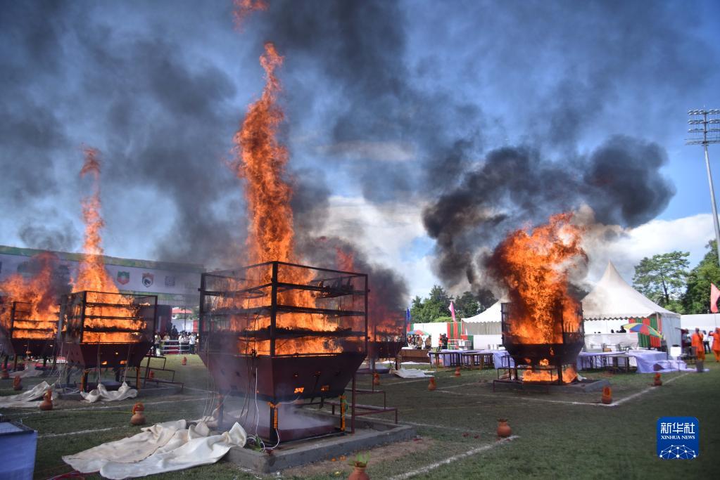 9月22日，在印度阿萨姆邦戈拉卡德地区，工作人员销毁犀牛角。

　　当地有关部门22日焚毁了一批收缴的犀牛角。

　　新华社发