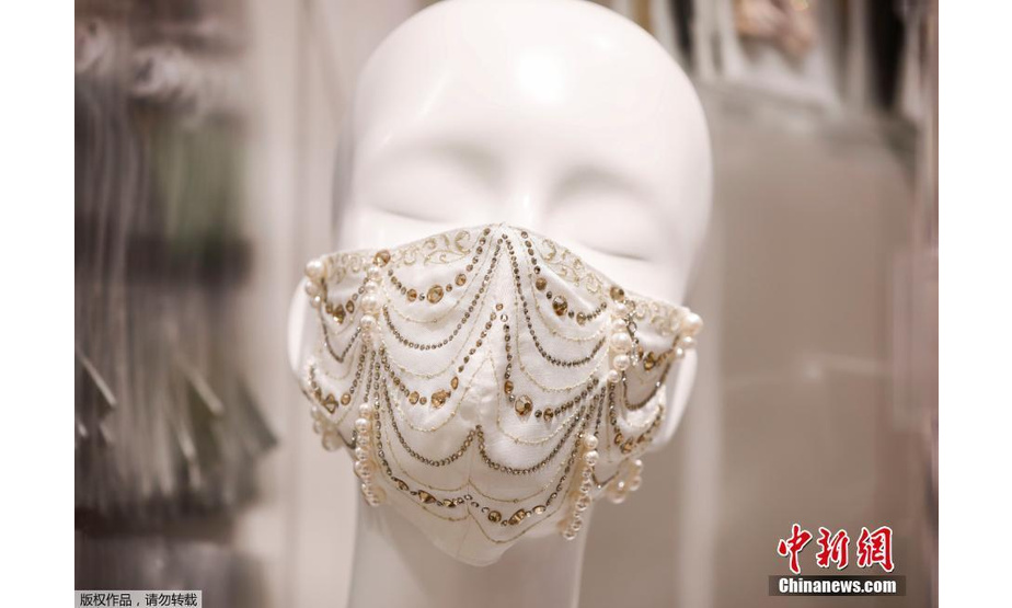 当地时间11月25日，日本一家口罩专卖店推出售价100万日元的奢华口罩，口罩上镶嵌了一颗重0.7克拉的钻石、铂金和施华洛世奇水晶等饰品。图为店内陈设的奢华口罩。