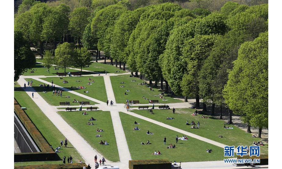 4月19日，人们在比利时布鲁塞尔的五十周年纪念公园休息、游玩。