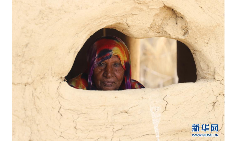 6月17日，一名妇女坐在也门北部哈杰省一座难民营的茅草屋内。

　　连续的高温天气和人道主义物资的缺乏使得也门北部哈杰省的流离失所者生活愈发艰难。也门内战爆发以来，至少500万人被迫流离失所。新华社发（阿尔瓦菲摄）