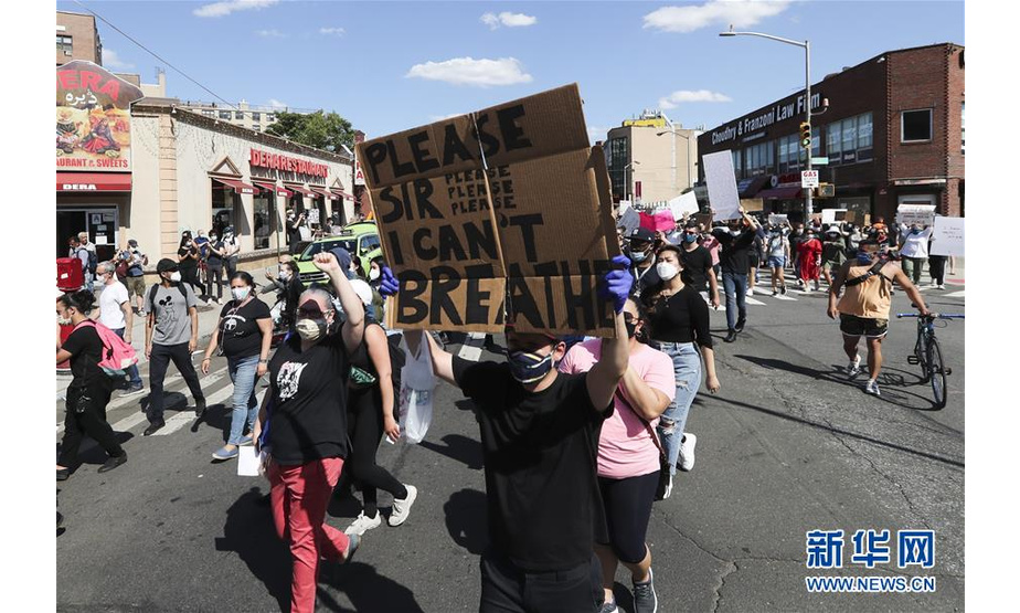5月30日，在美国纽约昆斯区，一名抗议者高举“我不能呼吸”标语。 新华社记者 王迎 摄