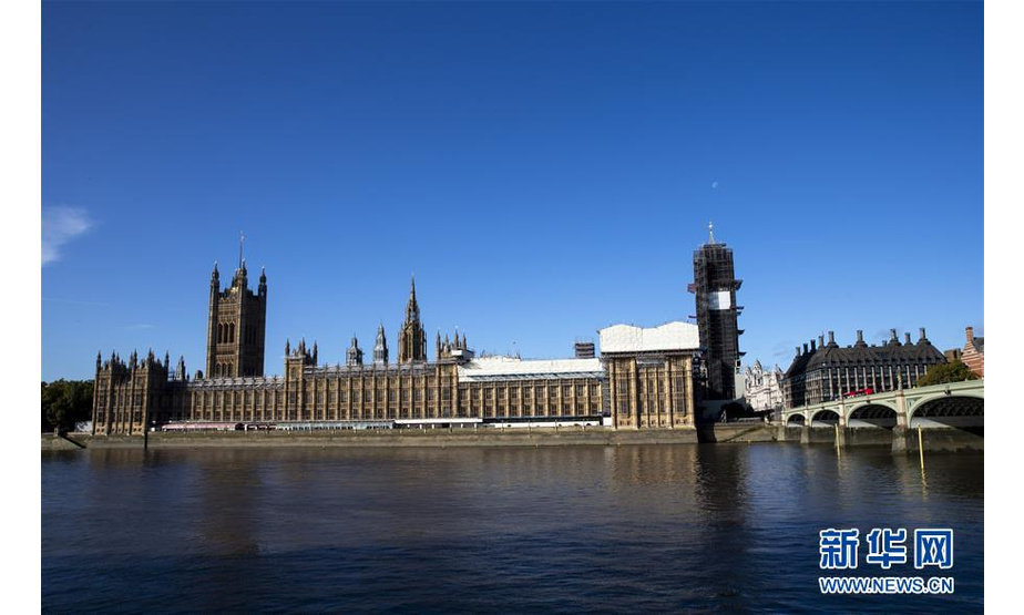 这是10月19日在英国伦敦拍摄的议会大厦。 英国议会19日将举行37年来的首次周六会议，就英国政府与欧盟17日达成的新“脱欧”协议展开辩论并表决。 新华社记者韩岩摄