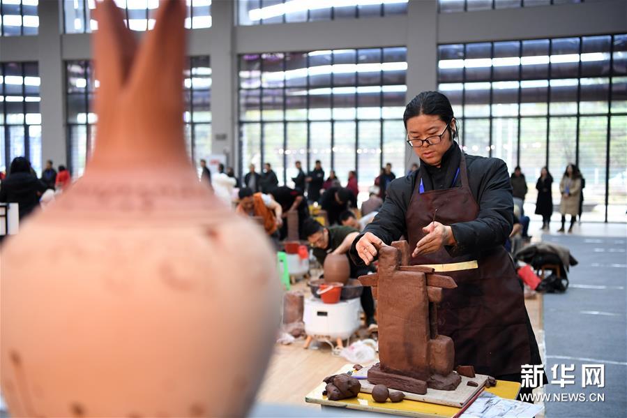 12月1日，参赛选手在陶艺技能大赛现场制陶。新华社记者唐奕摄