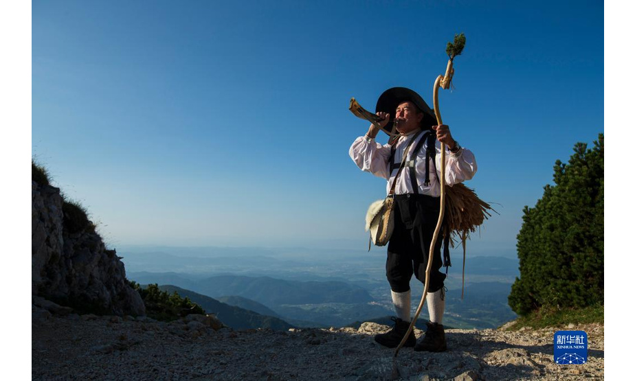 9月8日，斯洛文尼亚维利卡普拉尼那高地的老牧民彼得身着传统服饰在吹牛角号。

　　位于斯洛文尼亚北部的维利卡普拉尼那高地是欧洲现存最大的牧民定居点，早在中世纪已有牧民定居。每到夏季，该地独特的高原牧场风景和传统的牧民生活习俗吸引大批徒步旅行爱好者到此观光。

　　新华社发（泽利科·斯特凡尼奇摄）