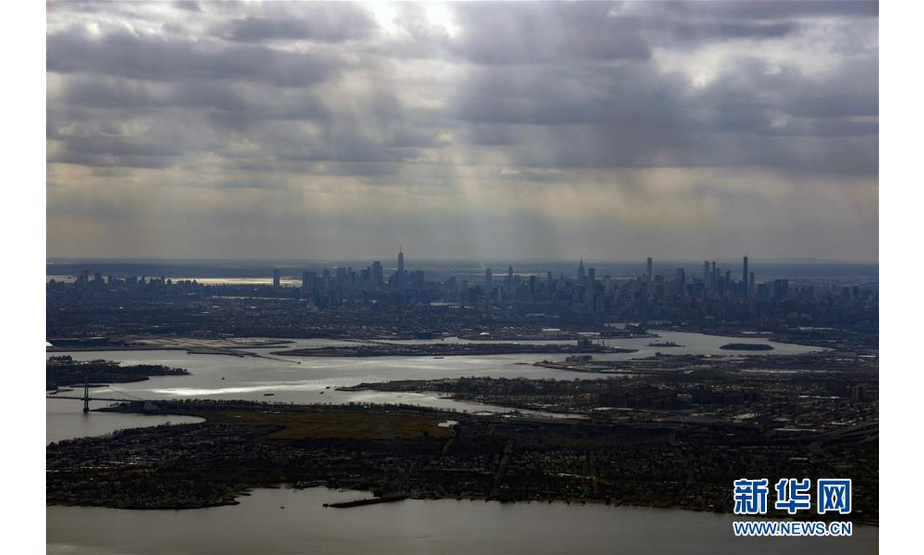这是3月18日在空中拍摄的美国纽约曼哈顿天际线。 新华社记者 李木子 摄
