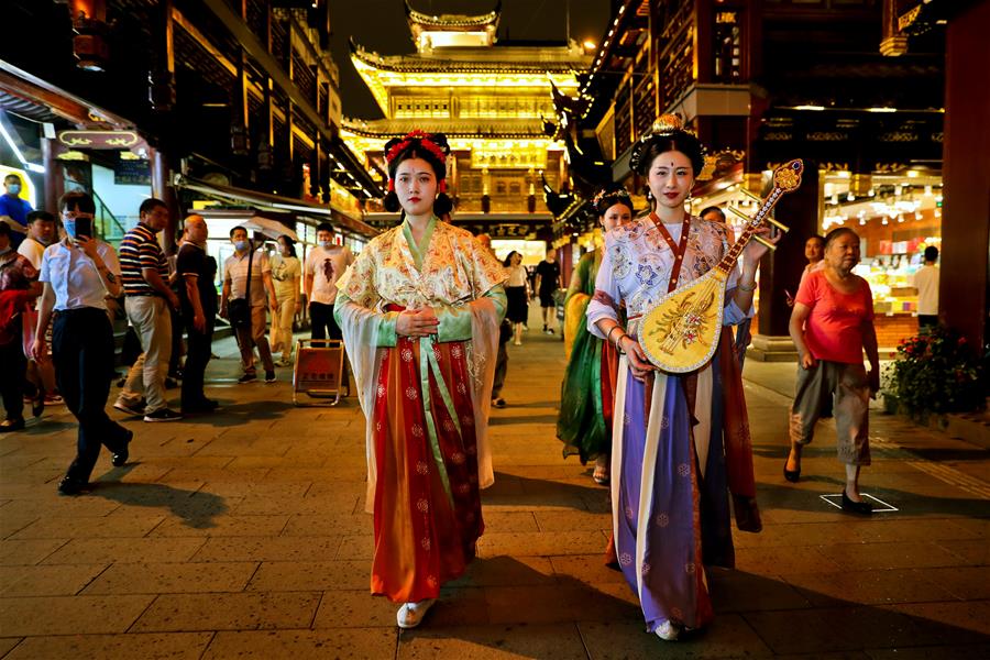 从7月第一个周末起，上海豫园原有的“豫园六点半”集市全面升级，焕彩灯光、演艺活动和花车集市全线更新，让市民和游客在观灯、观人、观演的沉浸式体验中，享受夏日特色的“食玩”乐趣。 新华社记者 刘颖 摄