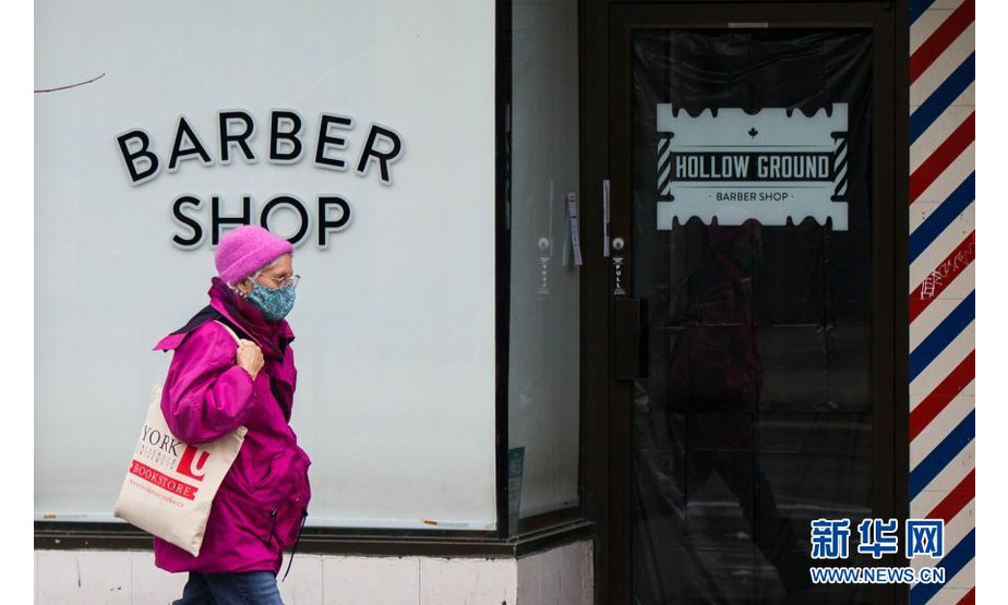 11月23日，在加拿大多伦多，一名戴口罩的行人路过一家关闭的理发店。

　　当日，加拿大新增新冠确诊病例5119例，多伦多等地因疫情上升再度“封城”。

　　新华社发（邹峥摄）
