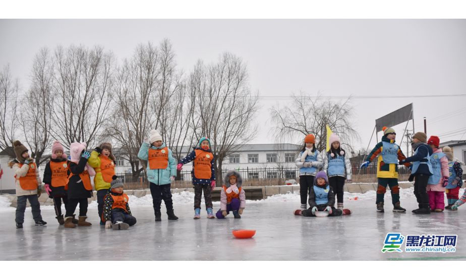 冬奥会在北京正在如火如荼的进行中，近日，黑龙江哈尔滨的孩子们也在冰上“摩拳擦掌”，准备冰壶开赛。