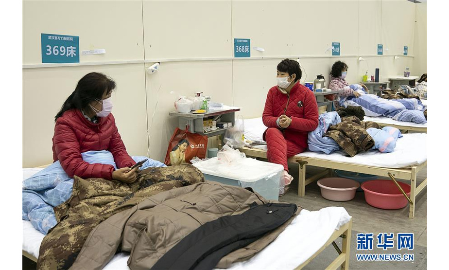 2月10日，在武汉客厅方舱医院，几名患者在聊天。 武汉方舱医院从2月5日收治首批患者以来，运行平稳有序，患者在医护人员的精心照顾下调养身体，等待痊愈。 新华社记者 熊琦 摄
