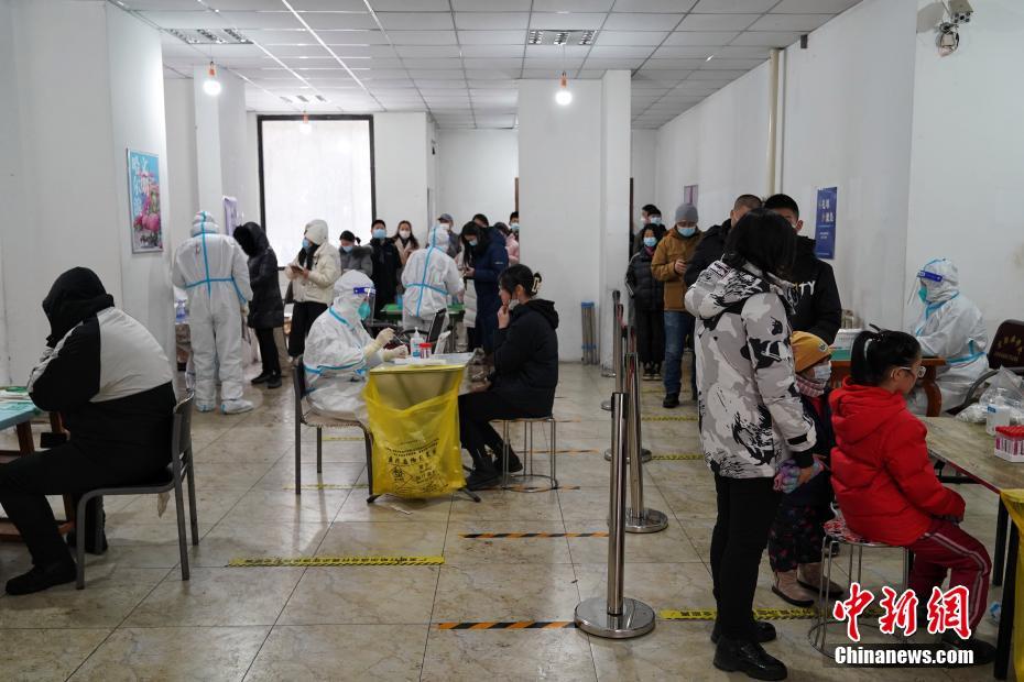 12月2日，黑龙江哈尔滨南岗区溪树庭苑社区，医务人员进行核酸采样。当日8时，哈尔滨市启动部分地区第一轮全员核酸检测。 中新社发 孙汉仑 摄