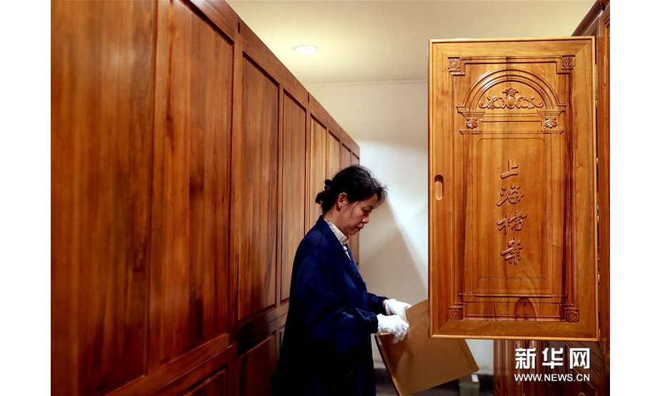 6月29日，上海市档案馆档案保管部的工作人员在档案库里提取档案。新华社记者 刘颖 摄