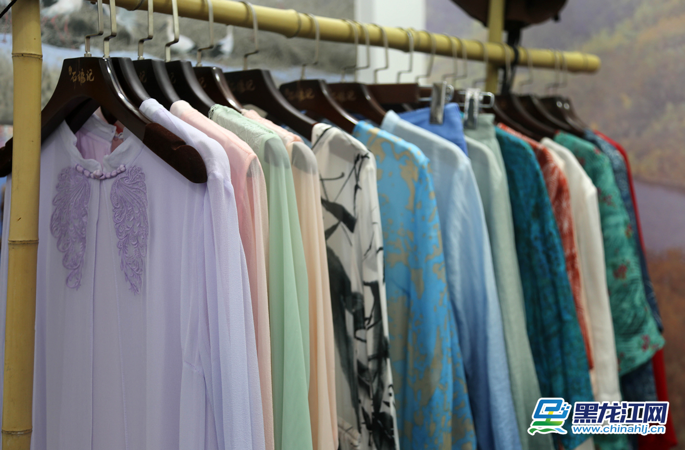 萝北县软陶、根雕、石福记水冲玛瑙、翰墨轩彩墨剪纸文房四宝等鹤岗市特色文创产品亮相第六届中俄博览会和第三十届哈洽会，独具寒地黑土特色的优质产品吸引客商和各地消费者纷纷驻足、了解和洽谈。石启立 摄