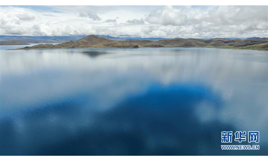 羊卓雍错的湖水，蔚蓝如玉（7月22日无人机拍摄）。 羊卓雍错简称羊湖，位于西藏山南市浪卡子县境内。7月，西藏进入雨季，羊卓雍错降雨丰富，自然景色壮丽奇美。 新华社记者 晋美多吉 摄