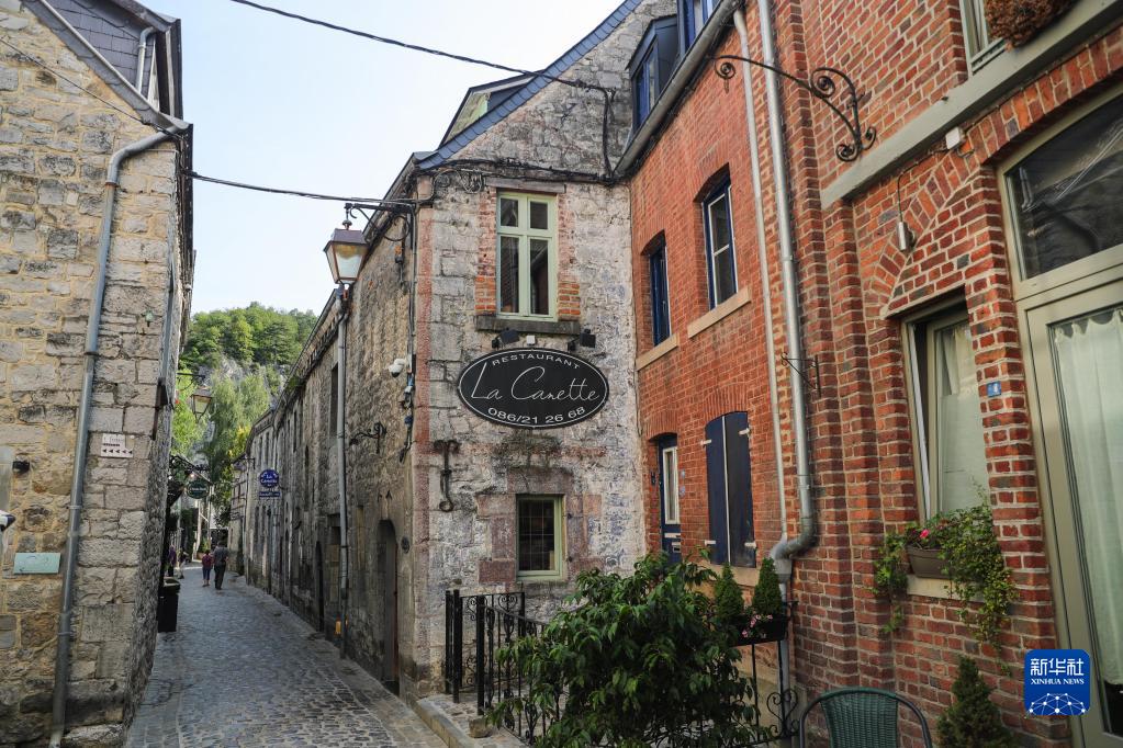 8月21日，游客在比利时小城迪尔比的街巷参观。

　　迪尔比是一座位于比利时阿登山区的古老小城。时下正值旅游旺季，这里独具特色的城市风貌和自然风光吸引了不少游客。

　　新华社记者 郑焕松 摄