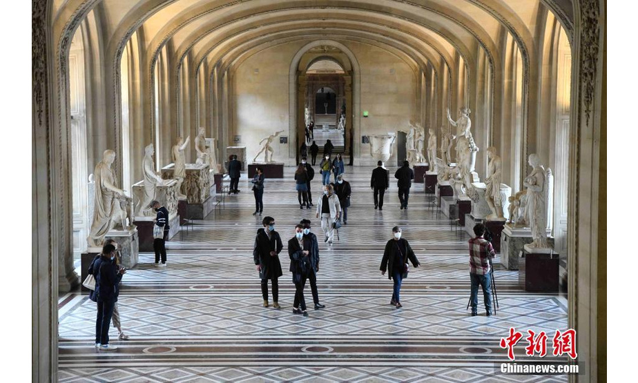 当地时间5月19日，法国巴黎卢浮宫恢复向公众开放。受疫情影响，卢浮宫等博物馆一度关闭长达半年多的时间。图为人们在卢浮宫的展厅内参观。 中新社记者 李洋 摄