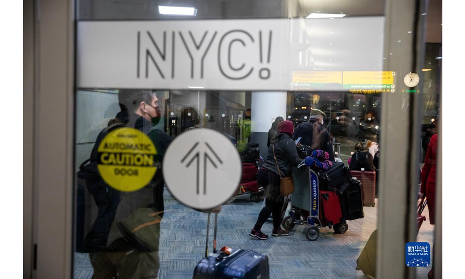 1月3日，在美国纽约肯尼迪国际机场，旅客拉着行李走在4号航站楼。

　　受疫情和天气情况影响，美国近期有数以千计航班被取消。

　　新华社发（郭克摄）