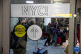 1月3日，在美国纽约肯尼迪国际机场，旅客拉着行李走在4号航站楼。<br/><br/>　　受疫情和天气情况影响，美国近期有数以千计航班被取消。<br/><br/>　　新华社发（郭克摄）