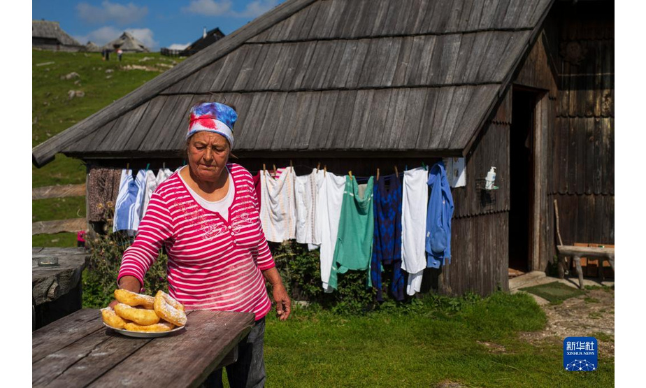 9月8日，斯洛文尼亚维利卡普拉尼那高地的一名牧民将传统面点“Flancati”端上餐桌。

　　位于斯洛文尼亚北部的维利卡普拉尼那高地是欧洲现存最大的牧民定居点，早在中世纪已有牧民定居。每到夏季，该地独特的高原牧场风景和传统的牧民生活习俗吸引大批徒步旅行爱好者到此观光。

　　新华社发（泽利科·斯特凡尼奇摄）
