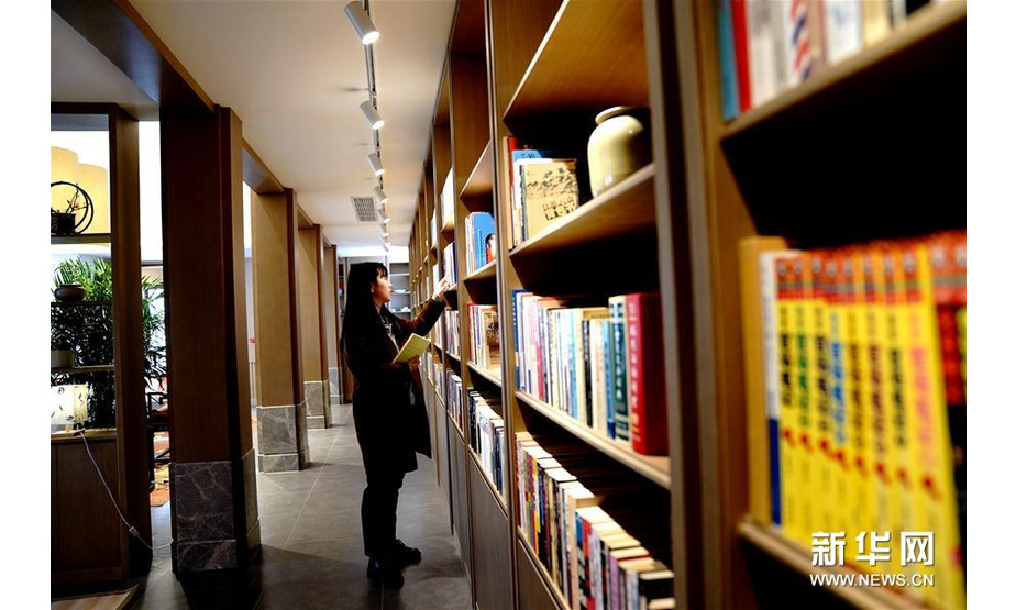 4月23日，读者在上海明镜书院挑选书籍。新华社记者 张建松 摄 