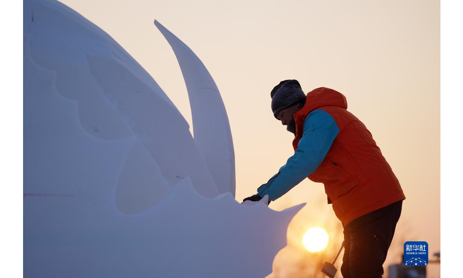1月12日，在哈尔滨太阳岛雪博会园区的雪雕比赛现场，雪雕师在创作中。

　　当日，在冰城哈尔滨市太阳岛雪博会园区举行的第28届全国雪雕比赛进入第2天。来自国内的19支队伍、近60名雪雕高手在赛场上比拼技艺。

　　新华社记者 王建威 摄