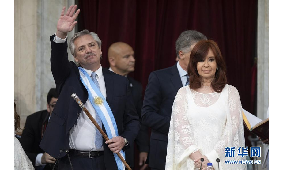 12月10日，在阿根廷布宜诺斯艾利斯，费尔南德斯（左）与副总统克里斯蒂娜出席就职仪式。10日，阿根廷总统就职仪式在布宜诺斯艾利斯举行，当选总统阿尔韦托·费尔南德斯宣誓就职。新华社发（马丁·萨巴拉摄）