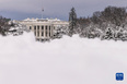 这是1月3日在美国首都华盛顿拍摄的雪后的白宫。当日，美国首都华盛顿及其周边地区普降暴雪。降雪导致部分航班晚点或取消，道路交通事故增多。新华社发（阿伦摄）